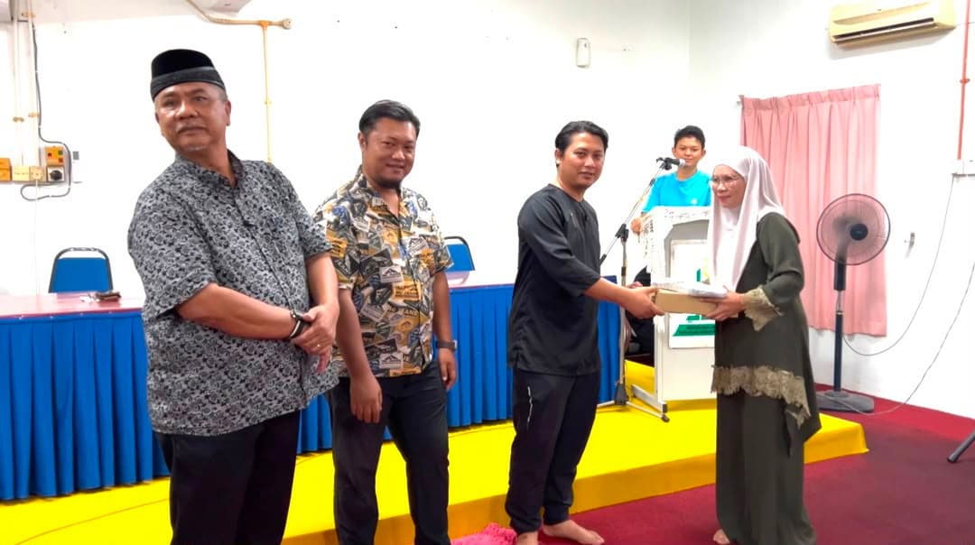 Program penyerahan sumbangan laptop - gambar 1